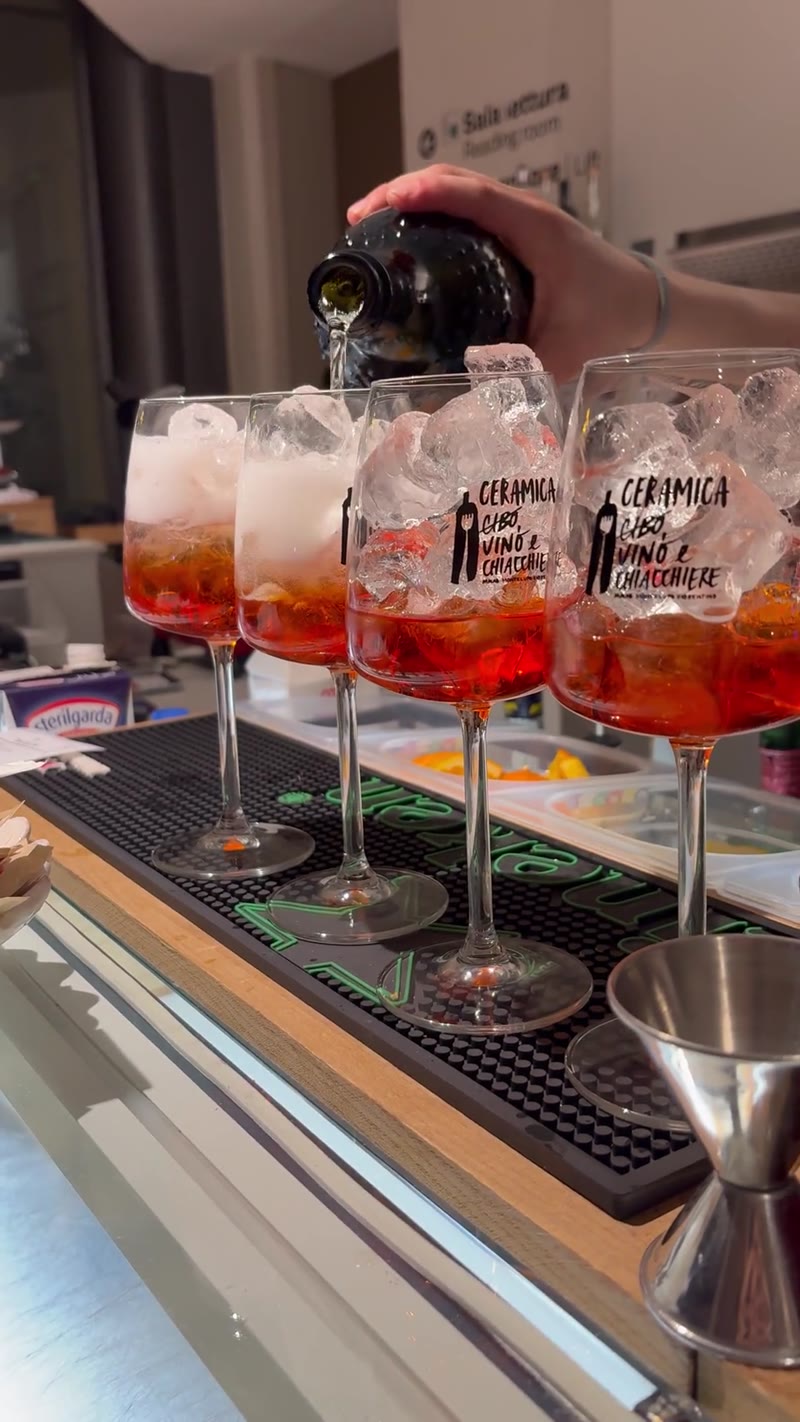 Buffet di pizza e crostini al tramonto durante il Pizza Night