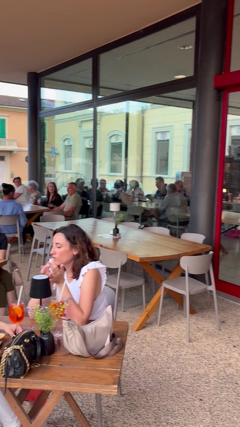 Clienti seduti in terrazza all'aperto
